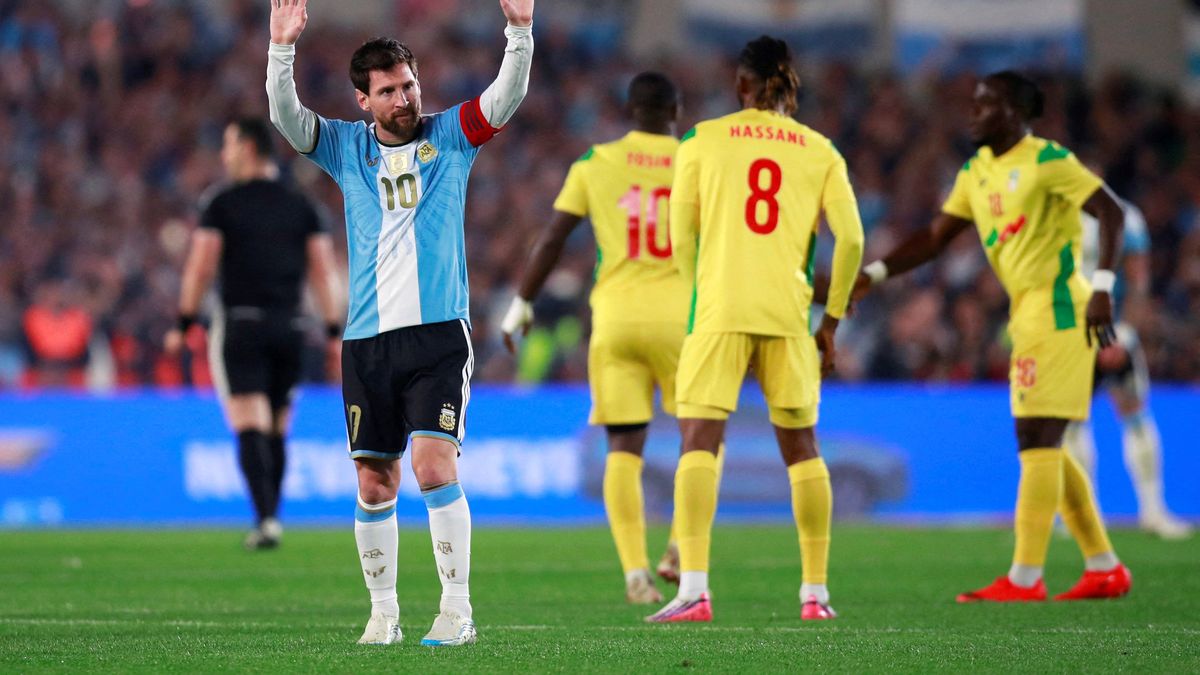 Así fue el homenaje en el minuto 10 en el Monumental. (Foto: Reuters).