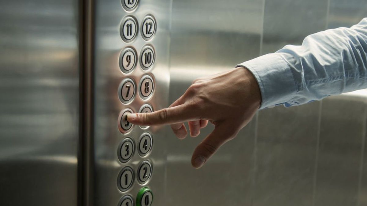 Pagate un telo: la nota en un ascensor que desató una guerra entre vecinos