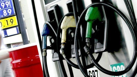 Afirman que el Gobierno está a punto de implementar el sistema de autoservicio para cargar combustible