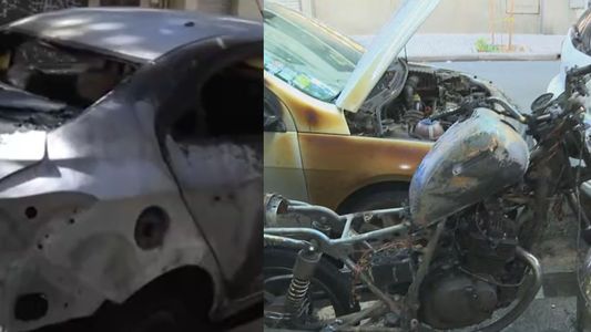 Volvieron los quemachoches a la Ciudad: incendiaron 8 autos y una moto frente a la sede del PJ