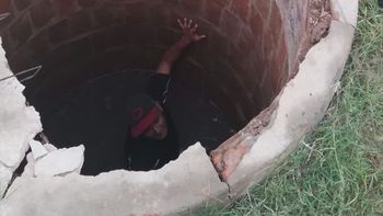 estaba borracho y cayo en un aljibe: lo tuvieron que sacar los bomberos estaba borracho y cayo en un aljibe: lo tuvieron que sacar los bomberos