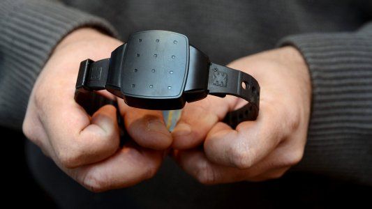 En la Ciudad denuncian que la Justicia no coloca pulseras electrónicas en acusados por violencia de género porque estigmatiza