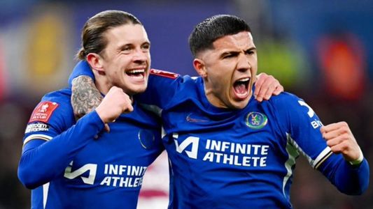 Enzo Fernández le hizo un golazo al Dibu Martínez y lo festejó ¿con un mensaje sobre su futuro?