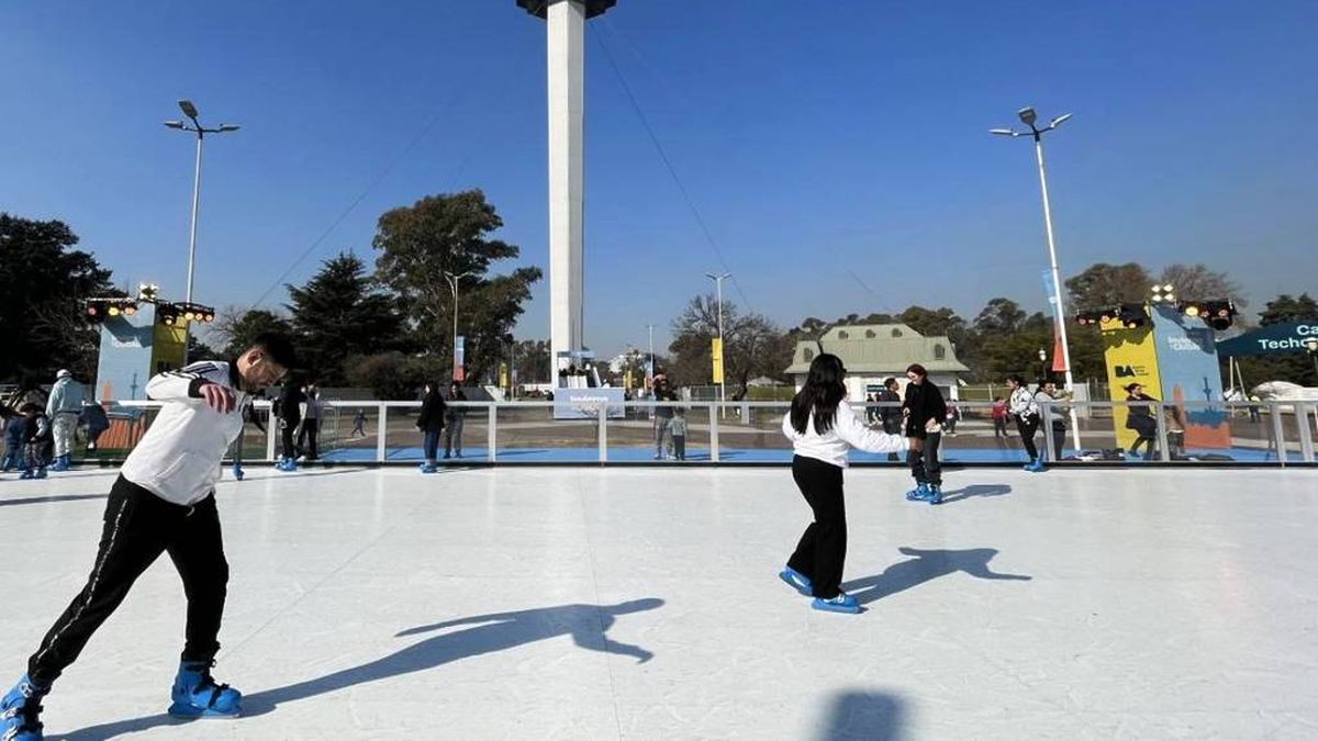 El parque tiene una pista de patinaje de hielo gratuita que tampoco. requiere llevar equipamiento. (Foto: prensa GCBA).