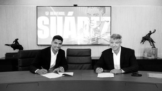 Luis Suárez pasó la revisión médica y podría debutar el domingo en el Atlético de Madrid del Cholo Simeone