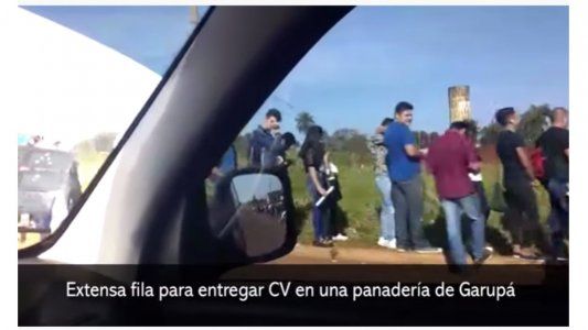 Una panadería ofrece empleo y los aspirantes hacen una fila de más de 10 cuadras
