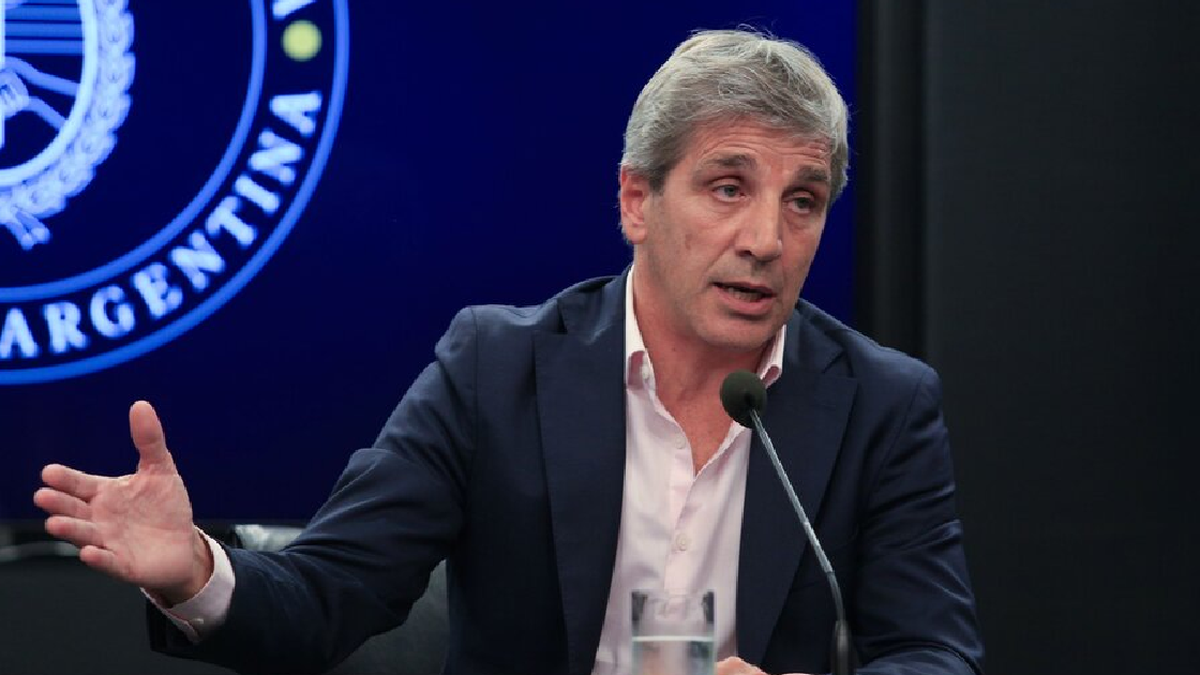 Luis Caputo dijo que la megaley no era necesaria para seguir haciendo el ajuste y que eran “dos cosas separadas” (Foto: gentileza N/A). Luis Caputo dijo que la megaley no era necesaria para seguir haciendo el ajuste y que eran “dos cosas separadas” (Foto: gentileza N/A).