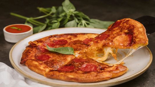 Pizza keto casera: cómo preparar una versión baja en carbohidratos y disfrutar de este plato sin romper tu dieta