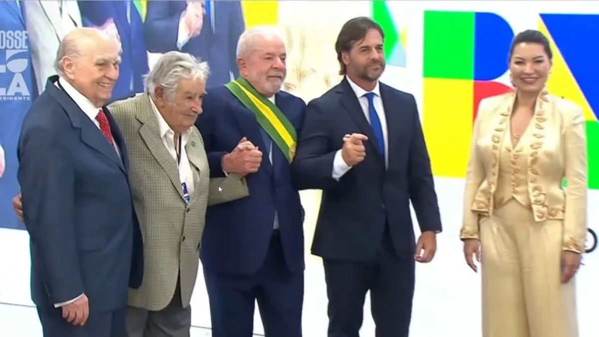Sanguinetti, Mujica, Lula, Lacalle Pou y Janja, la primera dama brasile&ntilde;a. Cambio de &eacute;poca en la regi&oacute;n (Foto: gentileza Sputnik).