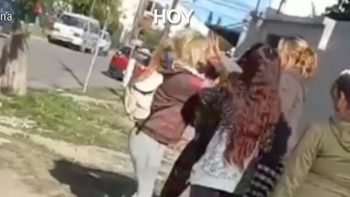 Una discusión en el chat de mamis terminó con golpes frente a la escuela