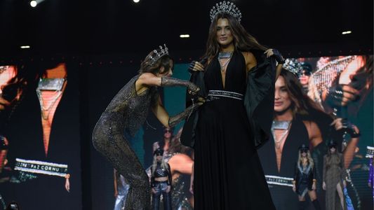 Paz Cornú subió a la pasarela, le cortó el vestido a Cami Homs y casi la deja como Dios la trajo al mundo