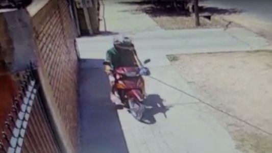 Asistía a su esposo con covid y fue atacada por un motochorro, todo quedó grabado en videos