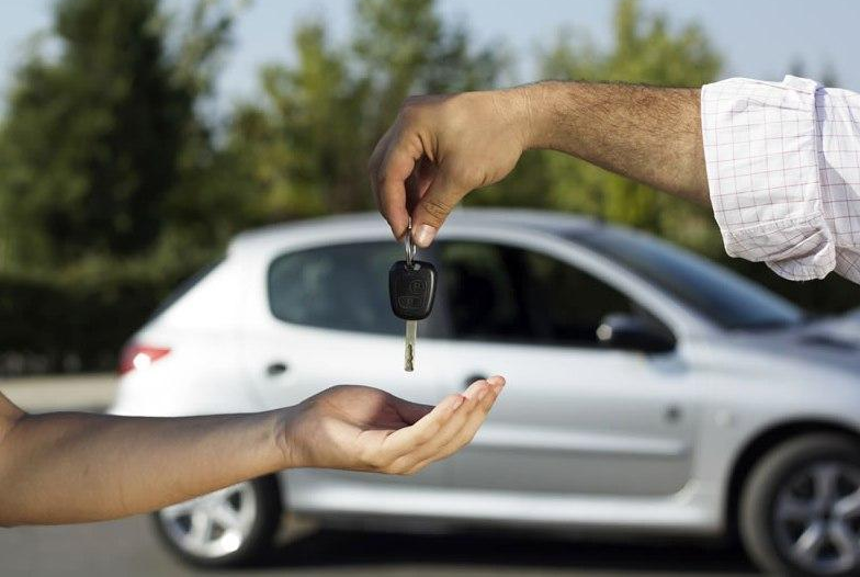¿Qué necesito para transferir un Auto?