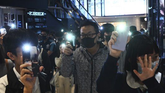 Hong Kong: 100 estudiantes resisten dentro de una universidad, rodeados por policías