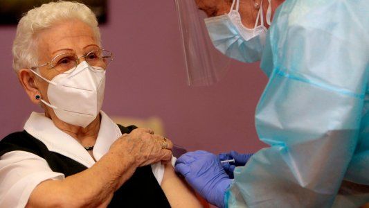 Ancianos, trabajadores de la salud y políticos en el V-Day: así comenzó la vacunación en Europa