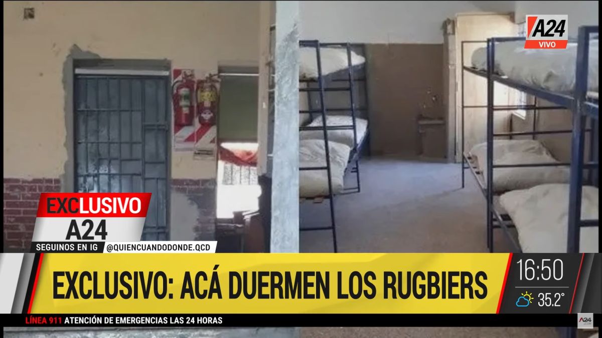 Camas cuchetas y un pequeño baño