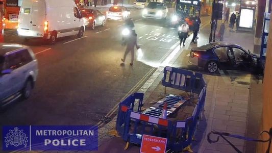 Locura total: chocó su auto contra una comisaria e incendió la calle