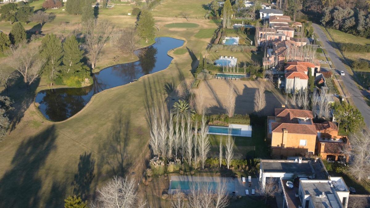 Lo que hace especial al Tortugas Country Club es su oferta deportiva de primer nivel, ideal para quienes buscan practicar actividades al aire libre.