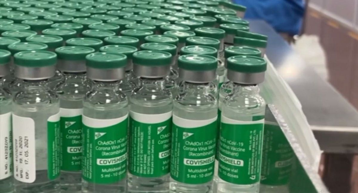 Se demora la entrega de vacunas de AstraZeneca producidas en la India por la segunda ola en ese país (Foto: AP).