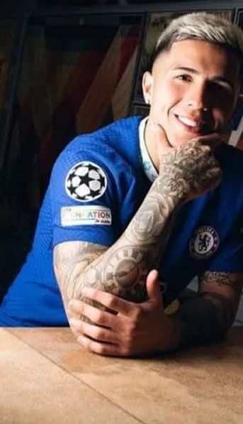 Enzo Fernández fue presentado en Chelsea con una canción de ¡la T y la M!