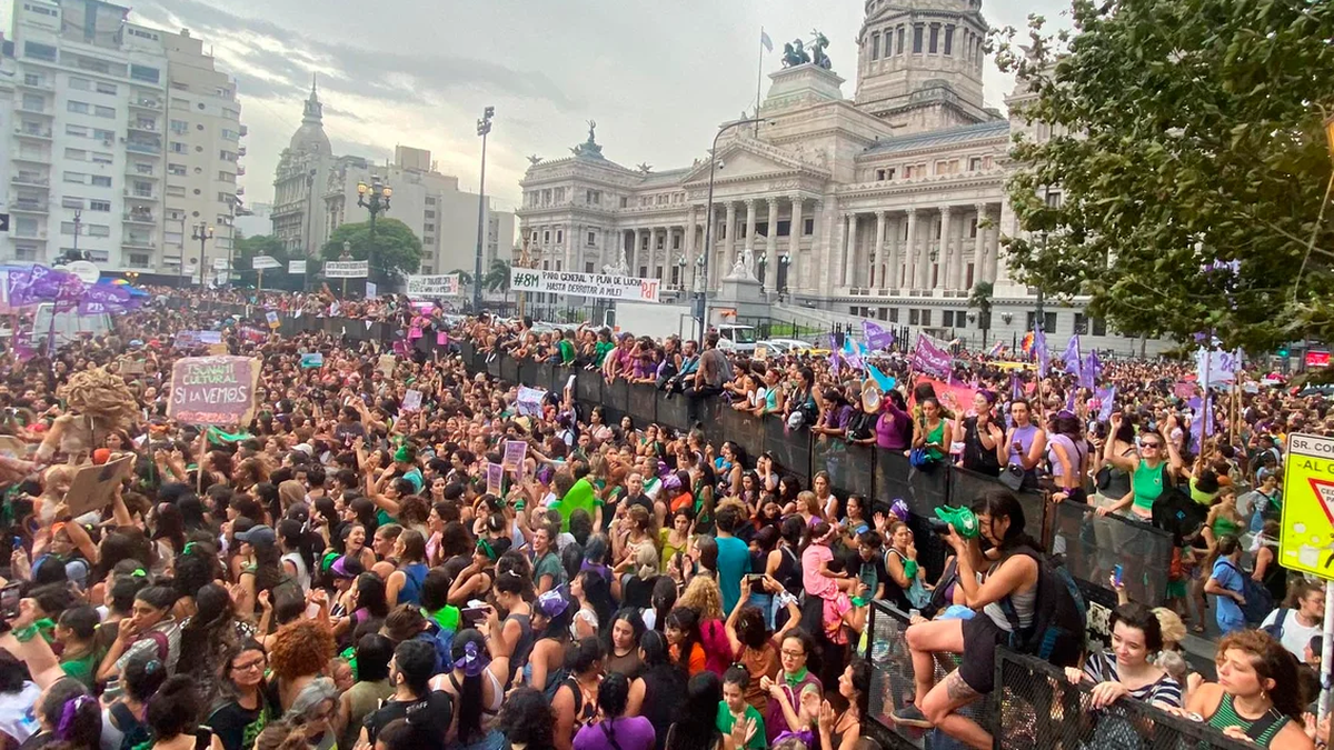 Concentración en la plaza del Congreso por el Dia de la Mujer. (Foto NA)