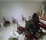 El indignante momento en que una pareja le robó a una mujer mientras rezaba en una parroquia