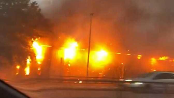 Se incendió el depósito de una planta de reciclaje en Barracas. (Foto: X) Se incendió el depósito de una planta de reciclaje en Barracas. (Foto: X)