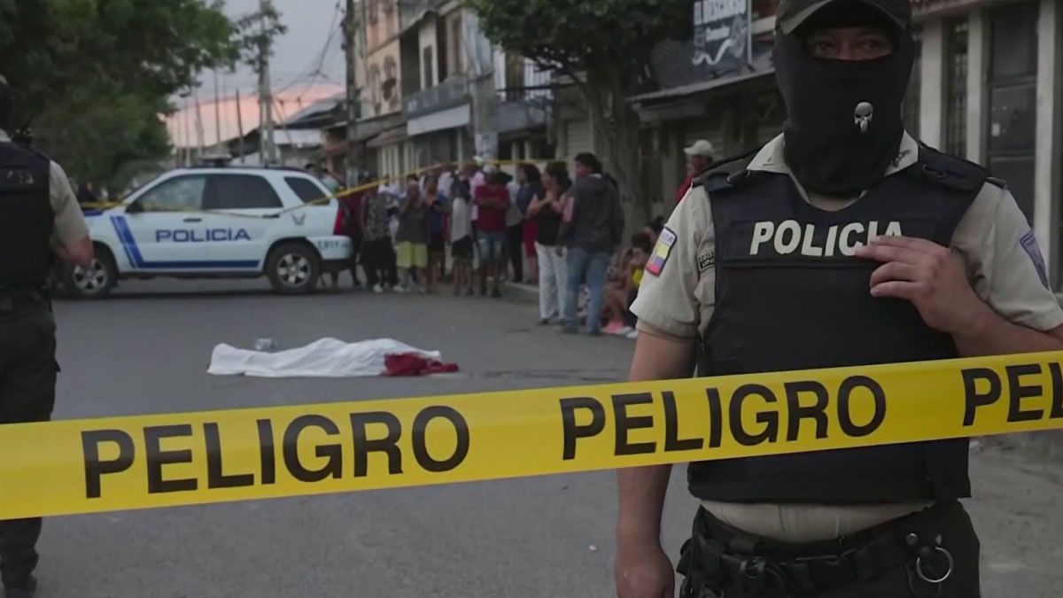 La policía protege el lugar en donde murió uno de los narcos en los graves incidentes del pasado día lunes. (Foto: Gentileza NBC)
