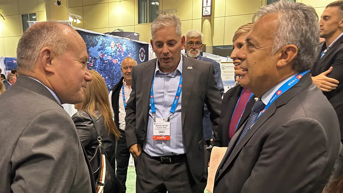 Alfredo Cornejo en Canadá junto al CEO de Impulsa SA. (Foto: UNO)