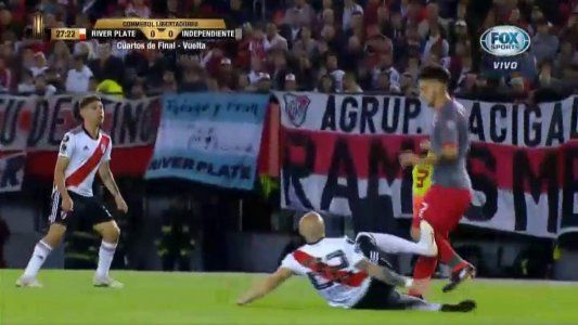 Pinola cometió un penalazo que era para roja y el árbitro no cobró nada ni se apoyó en el VAR