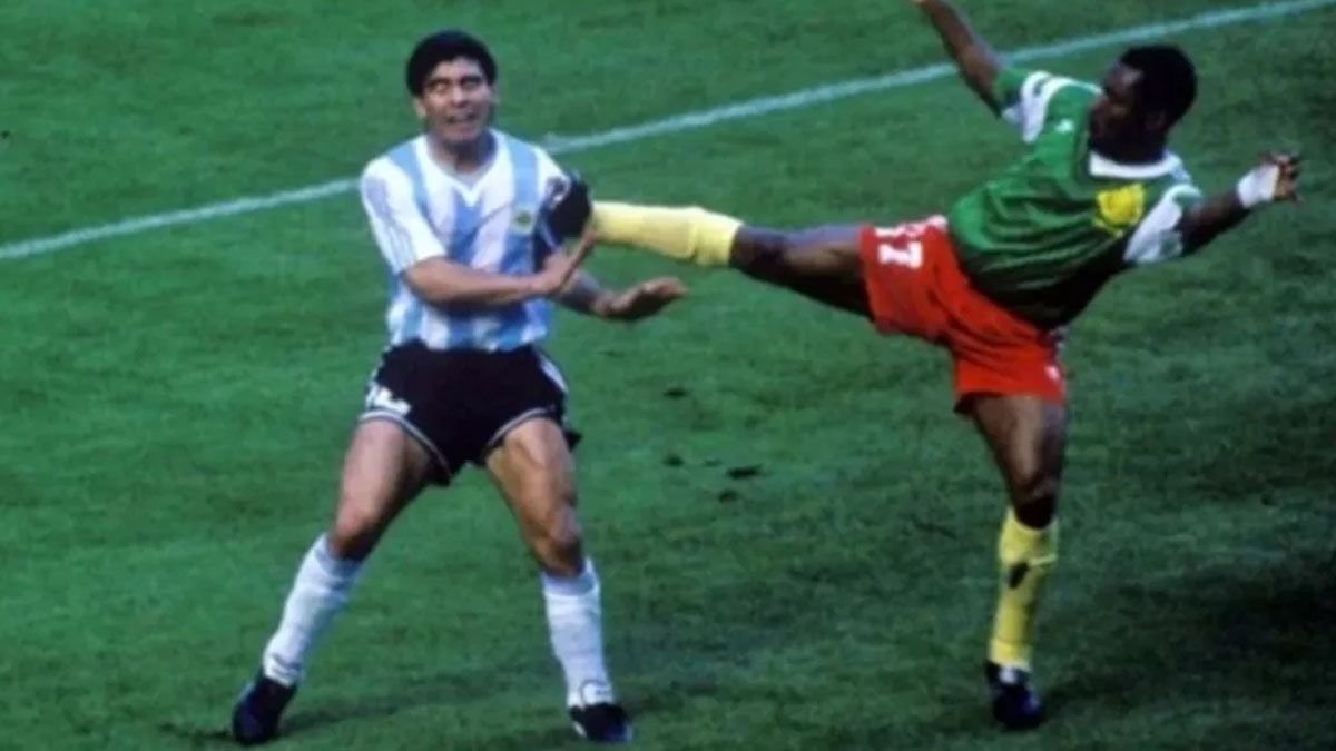 Abusando del juego fuerte, Camerún dio la sorpresa en Italia 90. Venció uno a cero al campeón mundial, la Argentina de Maradona (Foto: Gentileza AS)