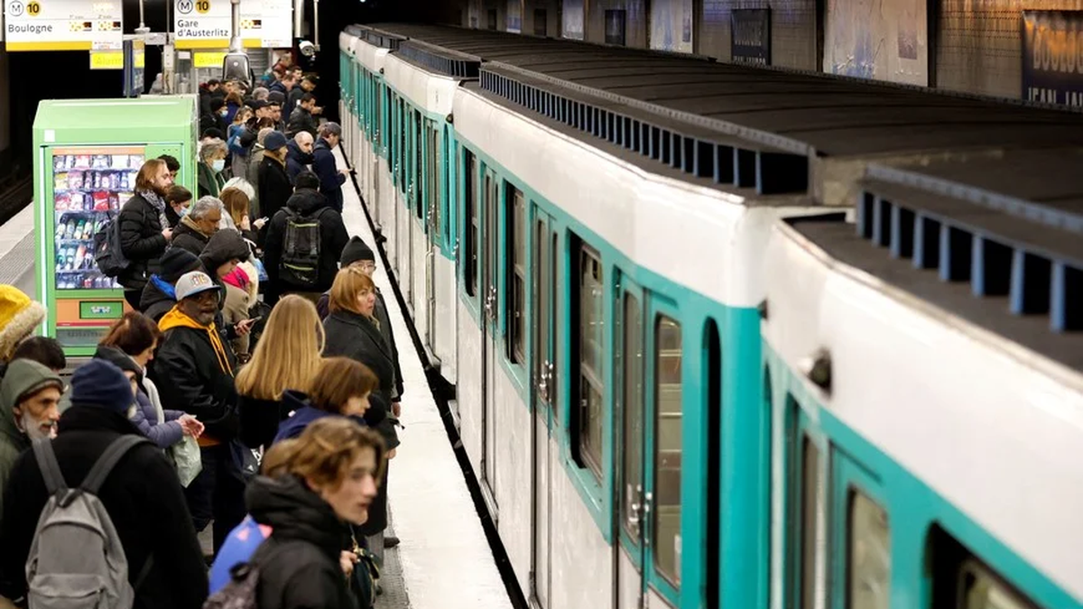 El hombre atacó a las mujeres en la estación de subte 3 de Francia. (Foto: Reuters).
