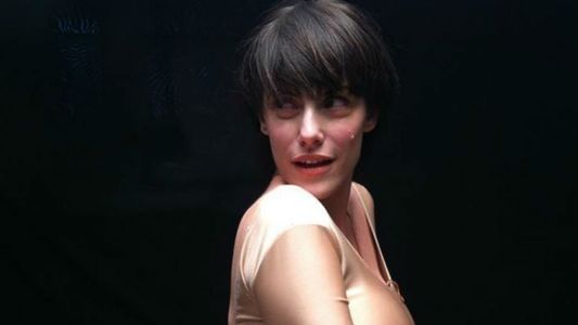 El curioso topless de Connie Ansaldi: ¡Se tapó con una tablet!