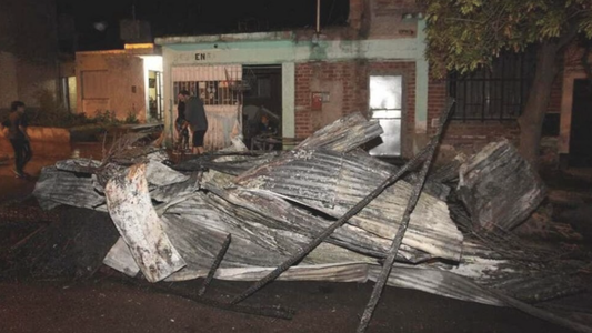 Mendoza: discutió con su expareja y le incendió la casa con ella y su hija adentro