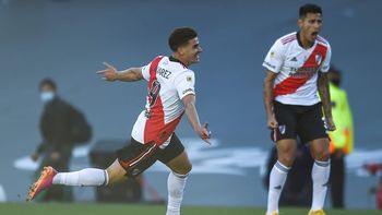 Con su gente en las tribunas, River le ganó 2-1 a Boca en el Monumental y es puntero