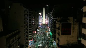 Corrientes 24 horas: la calle que nunca duerme, y menos durante los sábados de febrero