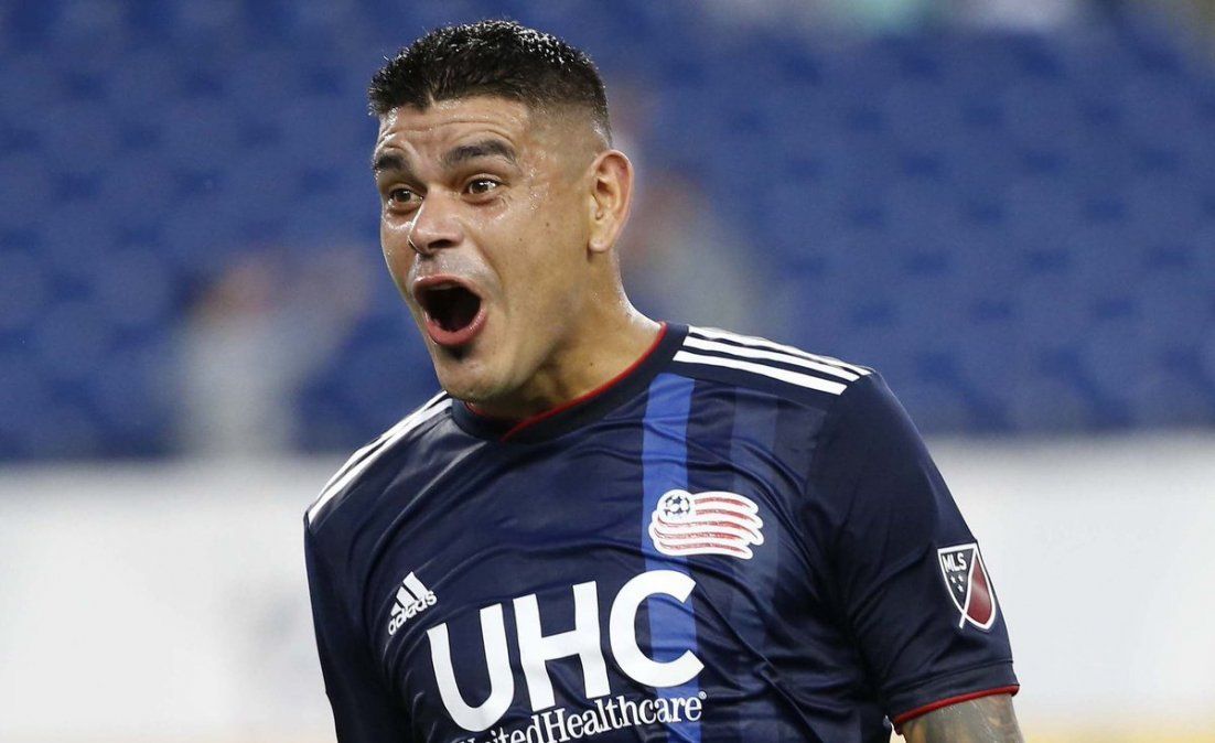 El golazo de emboquillada de Gustavo Bou en la MLS para meter a su equipo en los play-off