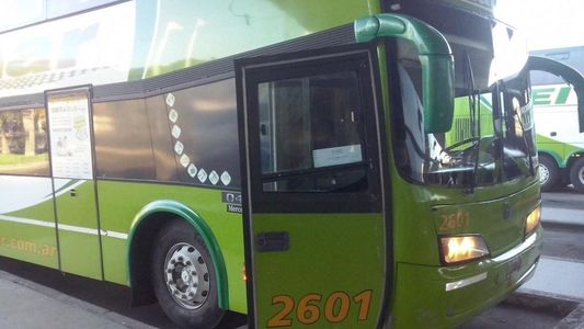 Villa Gesell: en un golpe comando, cinco ladrones armados le robaron a los pasajeros de un micro