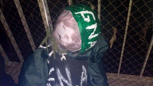 Apareció un muñeco colgado de un puente con ropa de Gendarmería y la foto de Patricia Bullrich