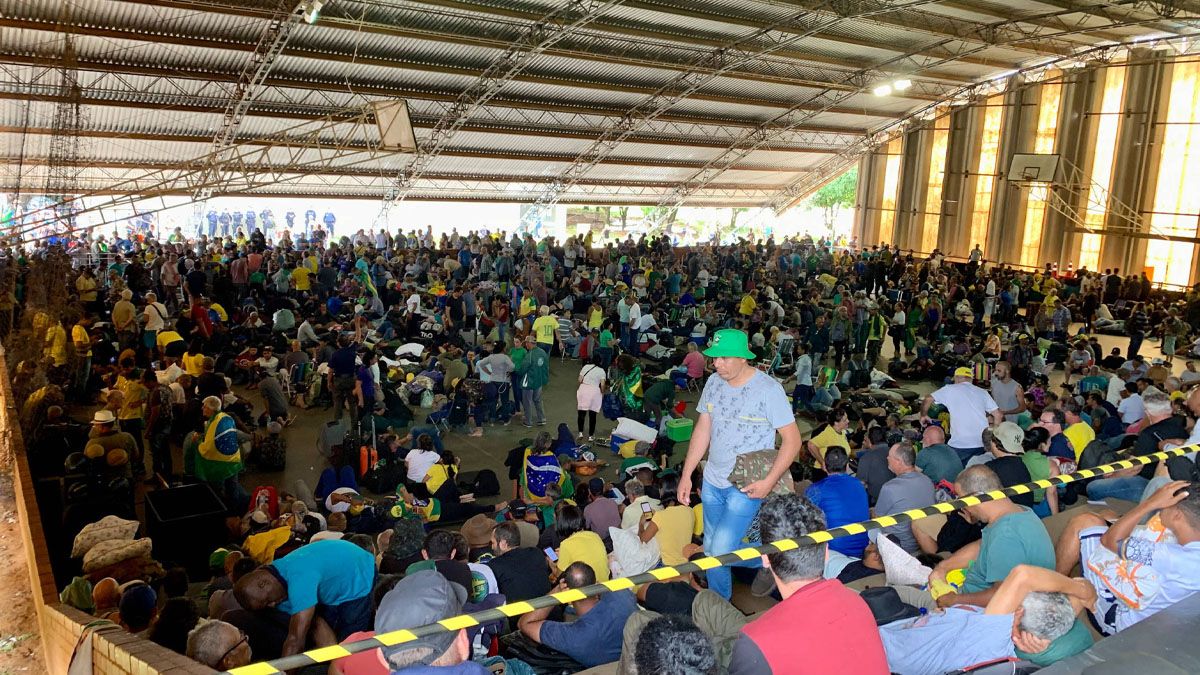 Más de 1.500 bolsonaristas detenidos que pueden ser procesados por los delitos de terrorismo e intento de golpe de estado.(Foto: Gentileza Folha de San Pablo)