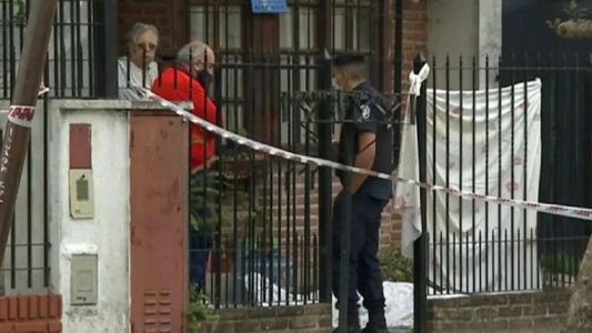Iba a la escuela y lo apuñalaron: murió en brazos de su abuela