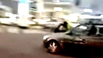 Un remisero de Paraná arrastró en el capot a un inspector para evadir un control de tránsito