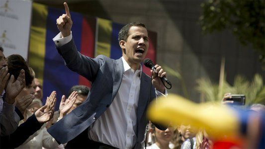 Crisis en Venezuela: el líder opositor se proclamó Presidente interino y Maduro lo consideró un show