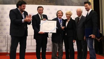 Carlitos Balá fue homenajeado en el Congreso por su trayectoria