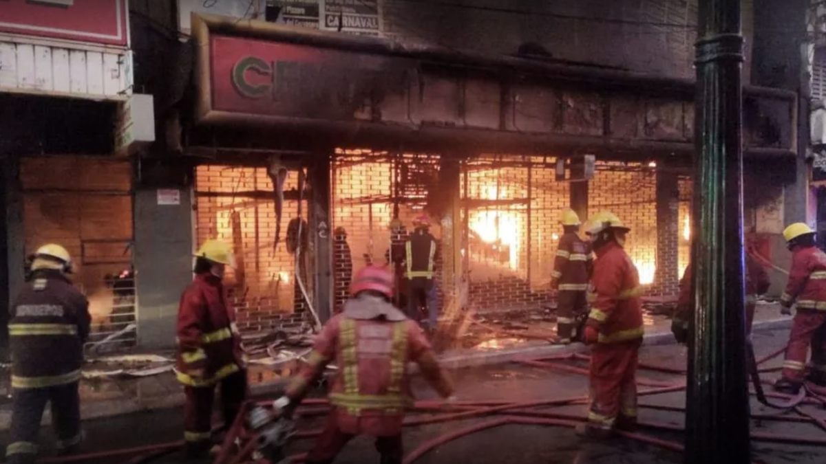 Las impactantes imágenes del incendio en el mercado de pulgas en Salta