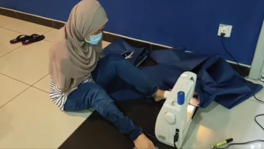 La increíble mujer sin brazos que confecciona barbijos para donar a los médicos