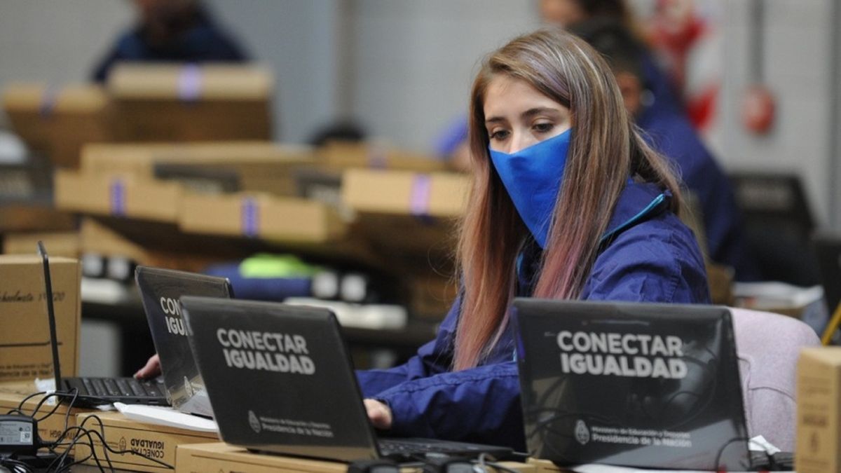 Se entrega una computadora a cada estudiante y a cada docente para las escuelas de educación secundaria, de educación especial de gestión estatal