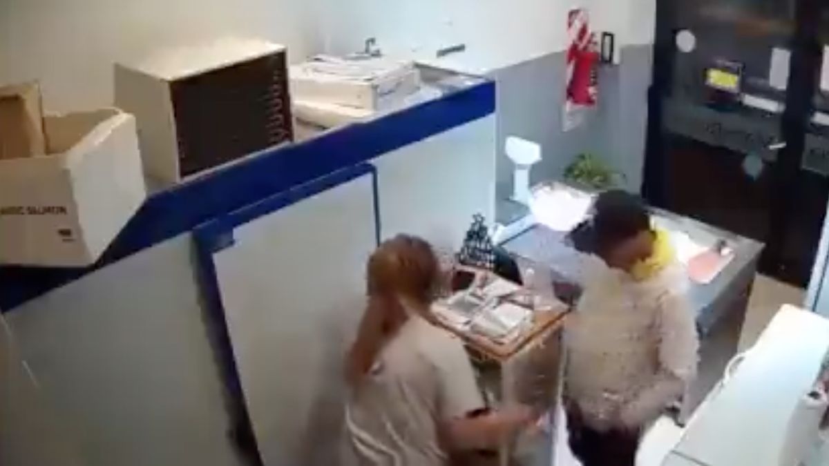 El ladrón llevaba una gorra que le cubría parcialmente el rostro (Foto: captura de TV).