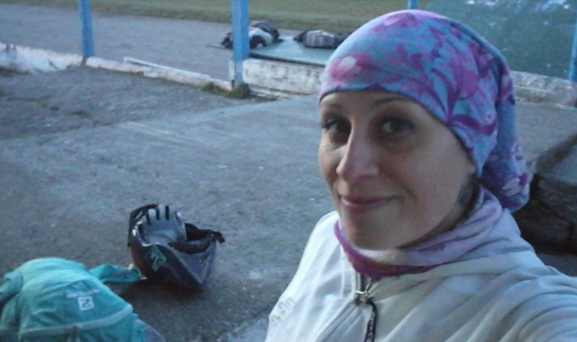 Asesinan a una mujer de un disparo en la cabeza a metros de la Catedral de Bariloche y buscan a su pareja