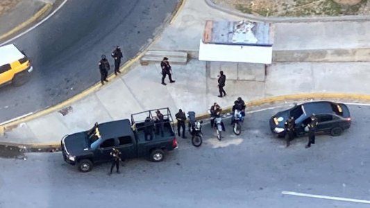 Asume la asamblea favorable a Maduro: la policía rodea la residencia de Guaidó